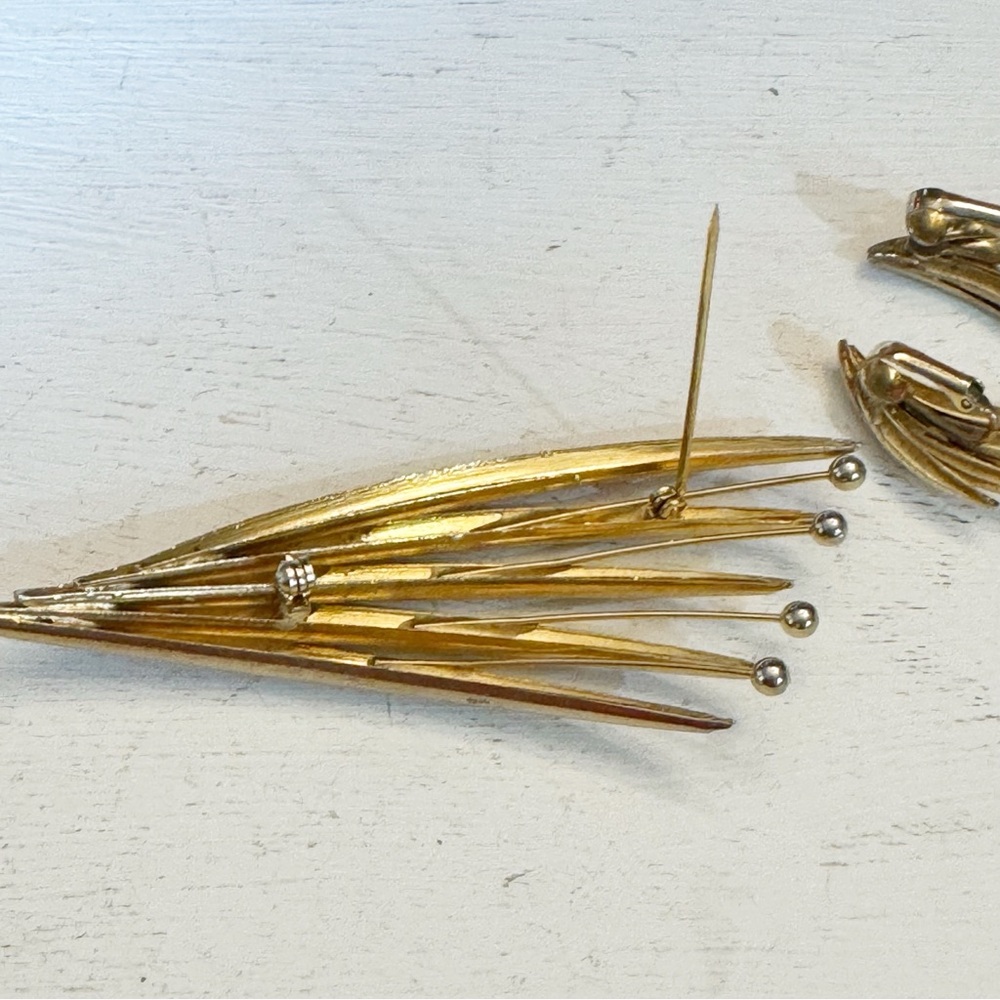 Vintage Brushed Gold Tone Fanned Leaf Brooch & Clip On Earrings Costume Set - Picture 7 of 14